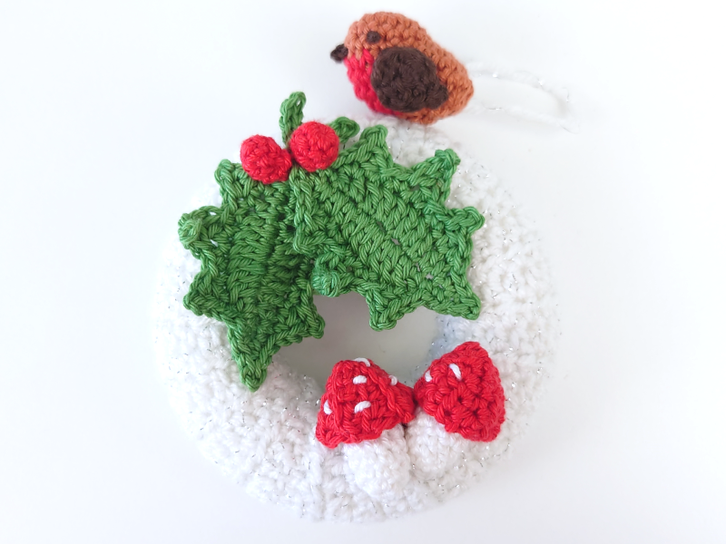 How to Crochet a Small Christmas Wreath